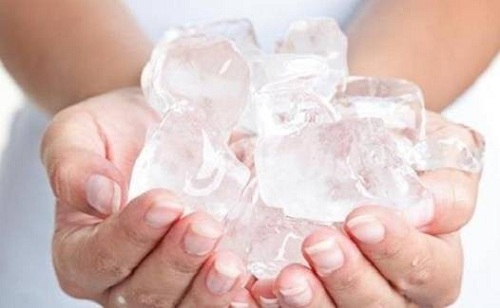 Cách massage tăng kích thước vòng 1 bằng đá lạnh