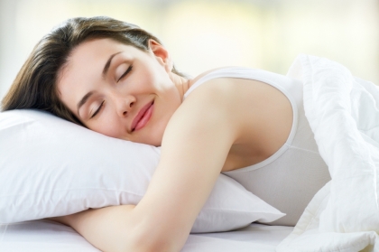 Nằm sấp khi ngủ là một trong những thói quen gây hại cho vòng 1